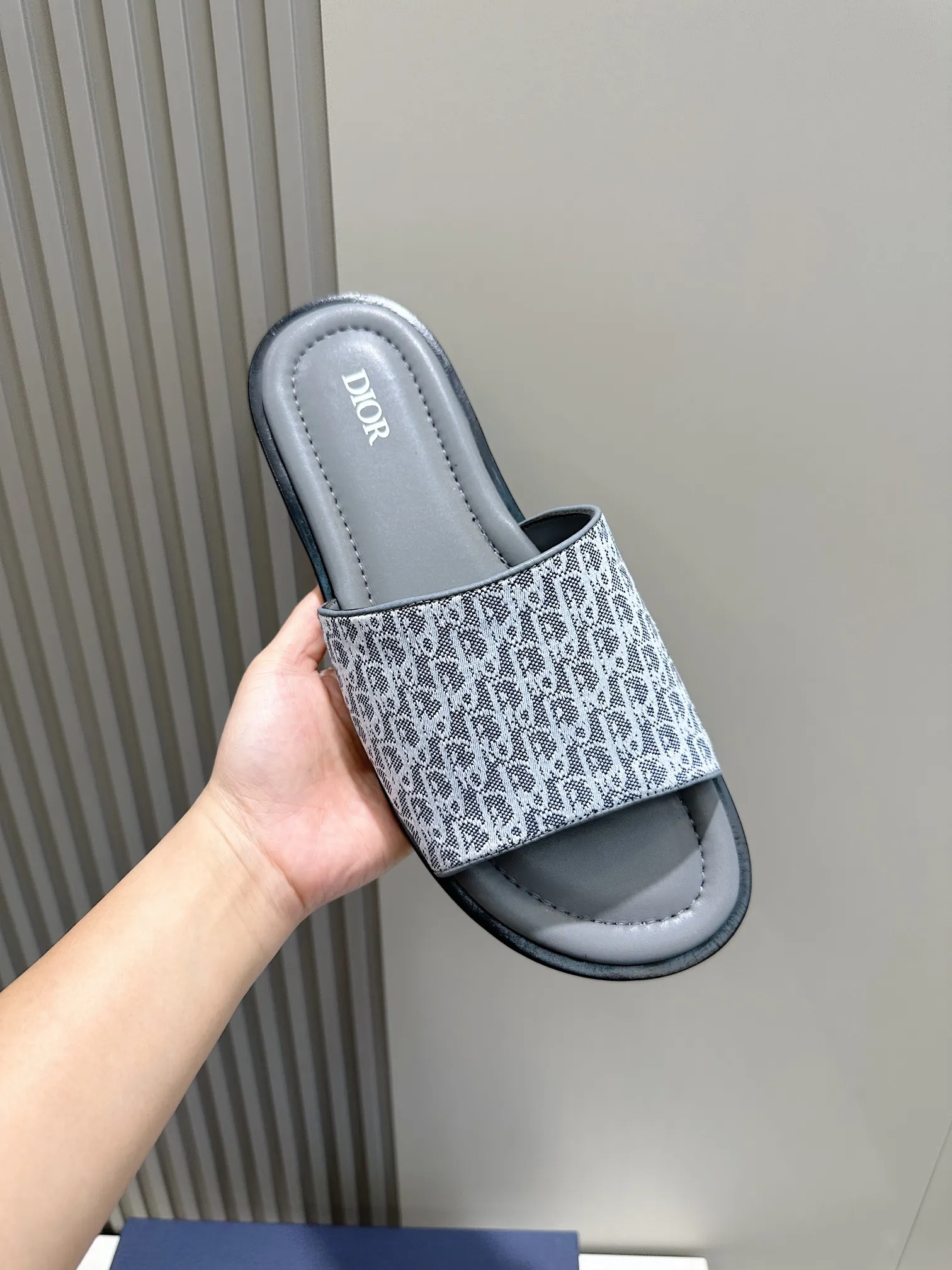 P320 [DIOR] Size 39-44 (38.45 custom-made) 2024ss Dior’s latest men’s slippers are a must-have. Dior Alias ​​Men's Genuine Leather Slippers This summer new Alias ​​sandal embodies a casual and elegant style. Carefully crafted from grained cow leather and Oblique printed fabric, with cowhide lining! Cross-strap design with metal-clad brass CD Diamond logo. The imported cowhide leather and rubber sole adds sophistication and comfort, while Oblique print-effect anti-slip panels add style.